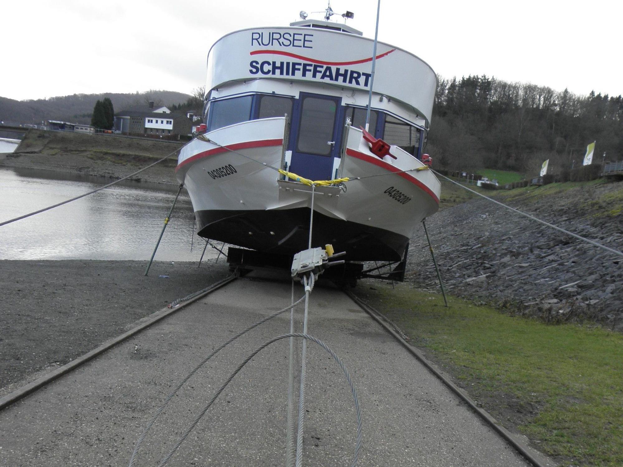Das Schiff Aachen liegt am Rursee auf dem Trockenen. Es wird mit dicken Stahlseilen festgehalten.