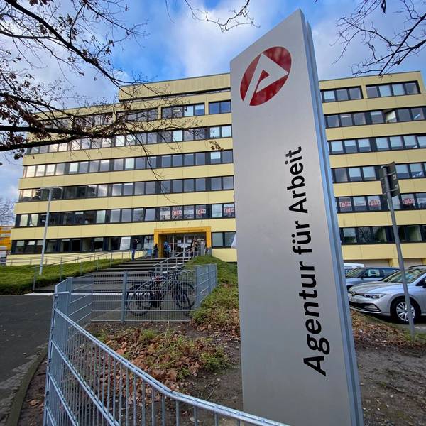 Zu sehen ist das Gebäude der Agentur für Arbeit in Brühl.