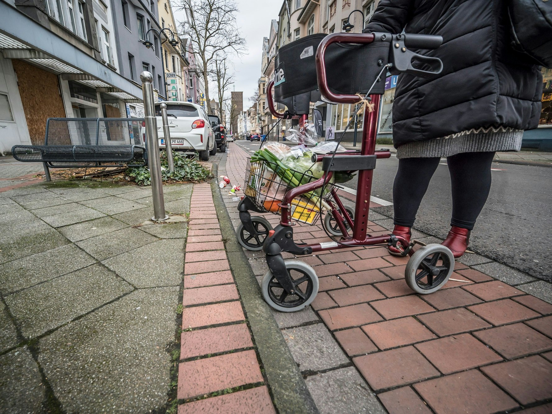 Selbst abgesenkte Bordsteine, hier in der Hauptstraße in Wiesdorf, können Barrieren sein. Foto: Ralf Krieger