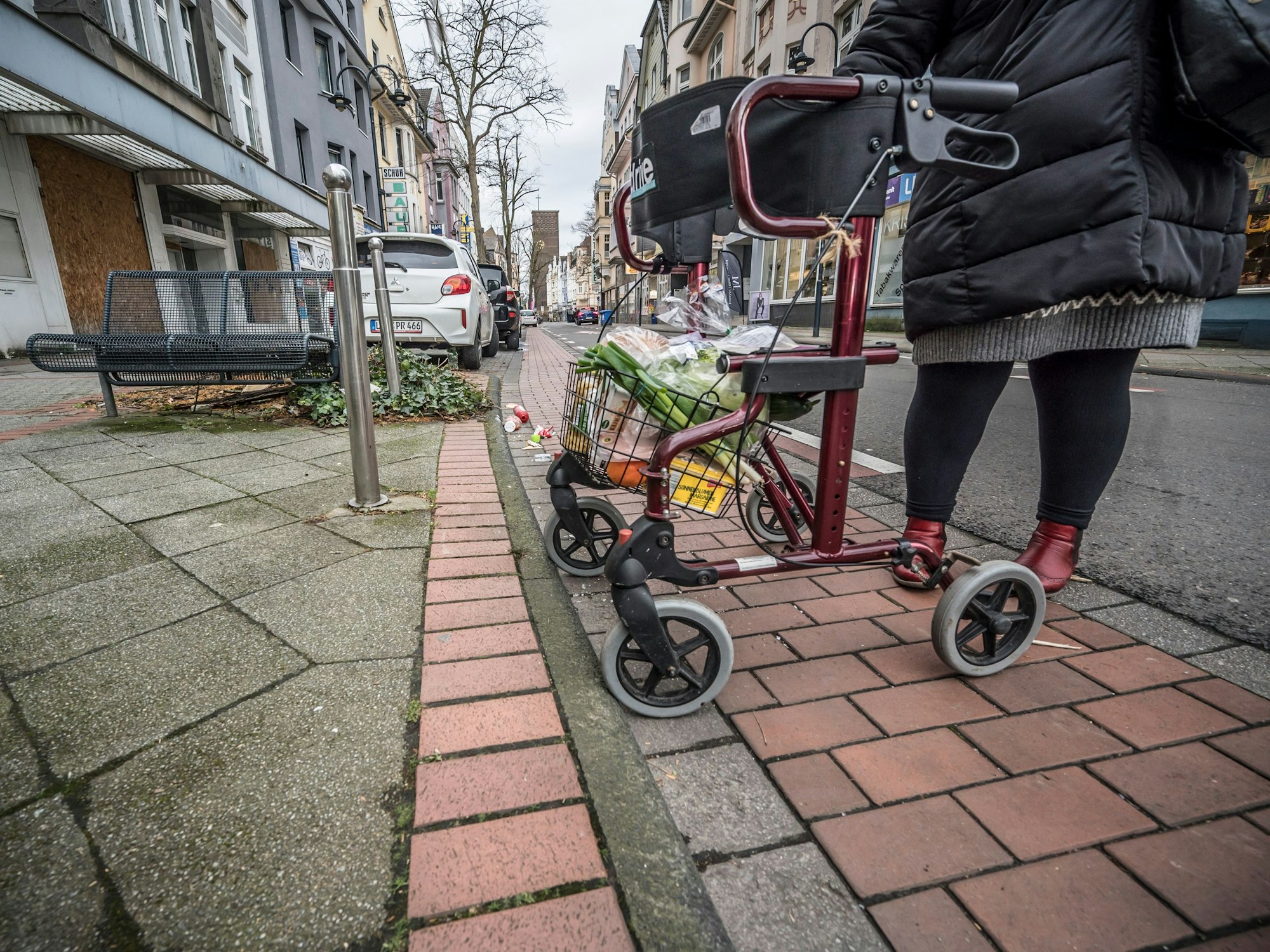 Selbst abgesenkte Bordsteine, hier in der Hauptstraße in Wiesdorf, können Barrieren sein. Foto: Ralf Krieger