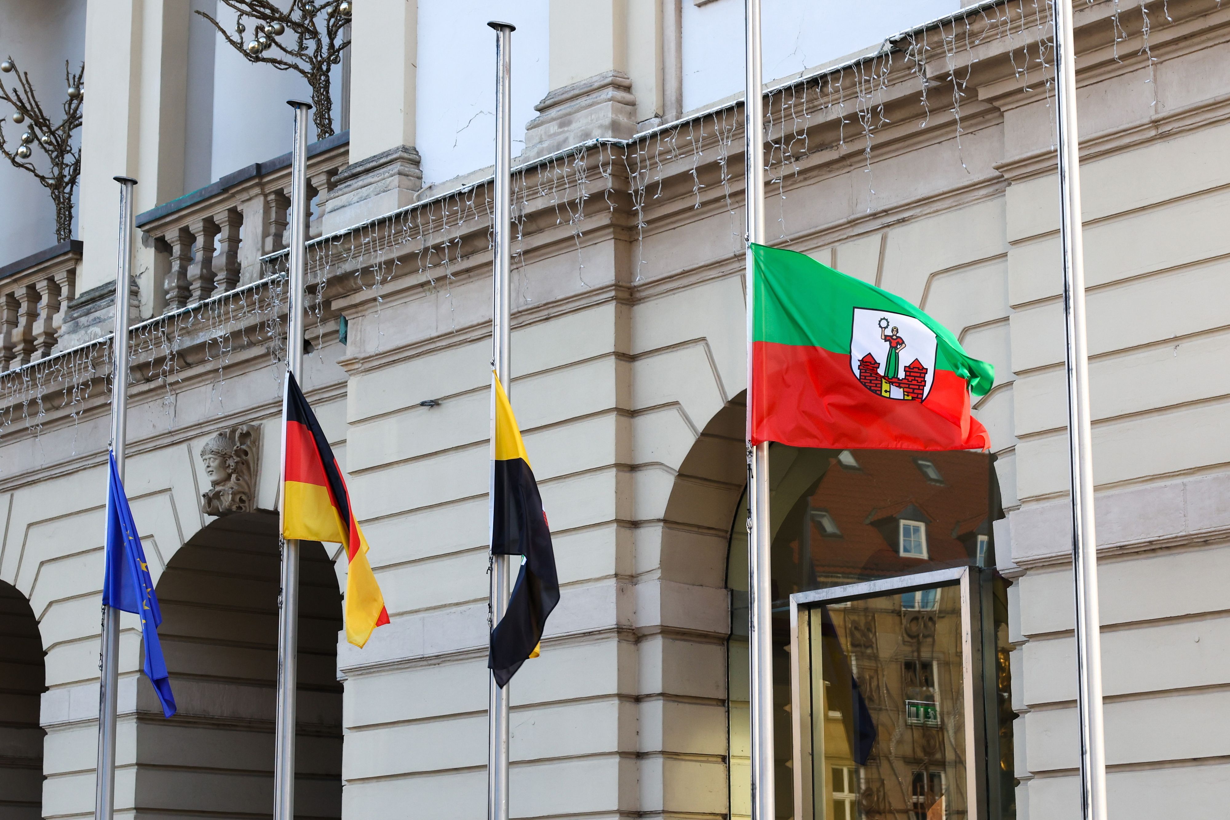 Fahnen wehen vor dem Magdeburger Rathaus auf Halbmast.