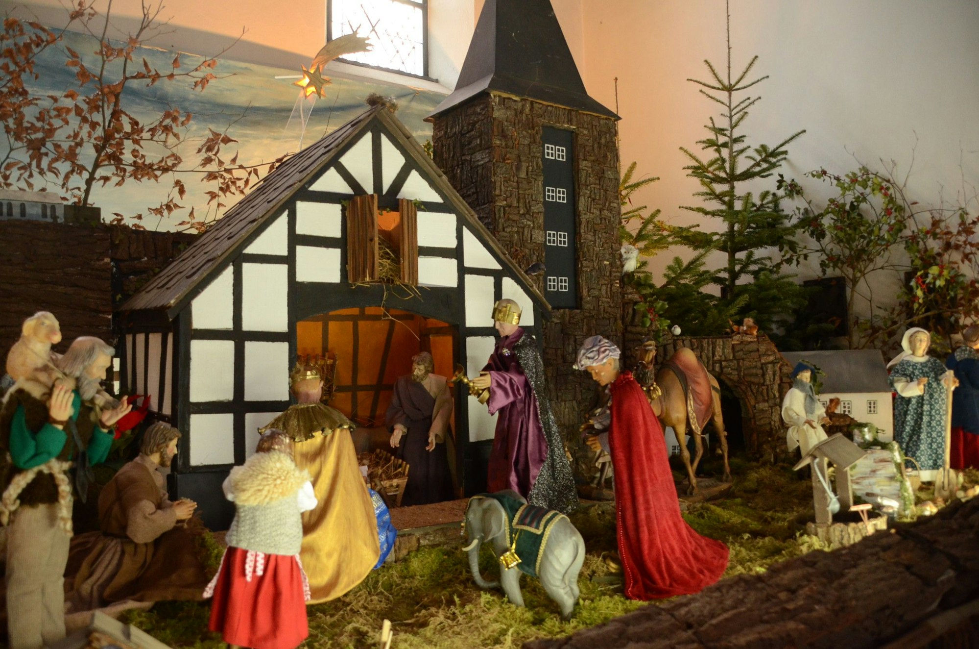 Eine Darstellung von Krippe und Stall mit den anbetenden Heiligen drei Königen.