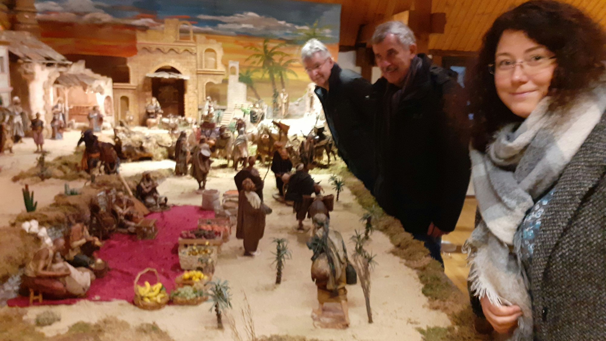 In der Burg Overbach: Die Krippenweg-Initiatoren (v.l.) Karl-Heinz Dederich, Toni Fronczak (beide Much Marketing) und Patricia Wermeister (Much Tourismus) an der Orientalischen Krippe.