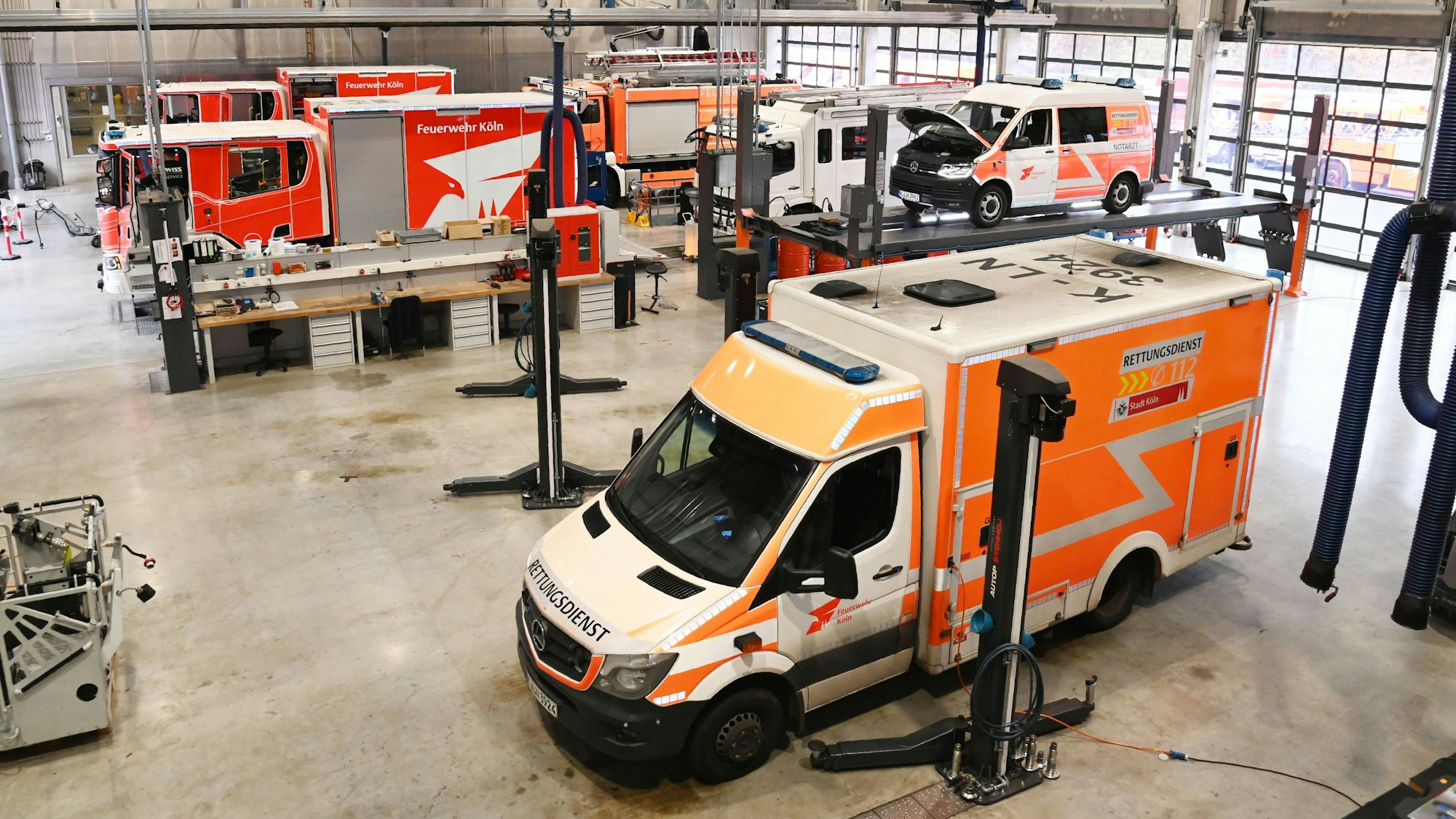 In der KfZ-Werkstatt werden alle 500 Fahrzeuge der Feuerwehr gewartet, repariert und bestückt. Für die Abnahmen kommt der TÜV hierher.