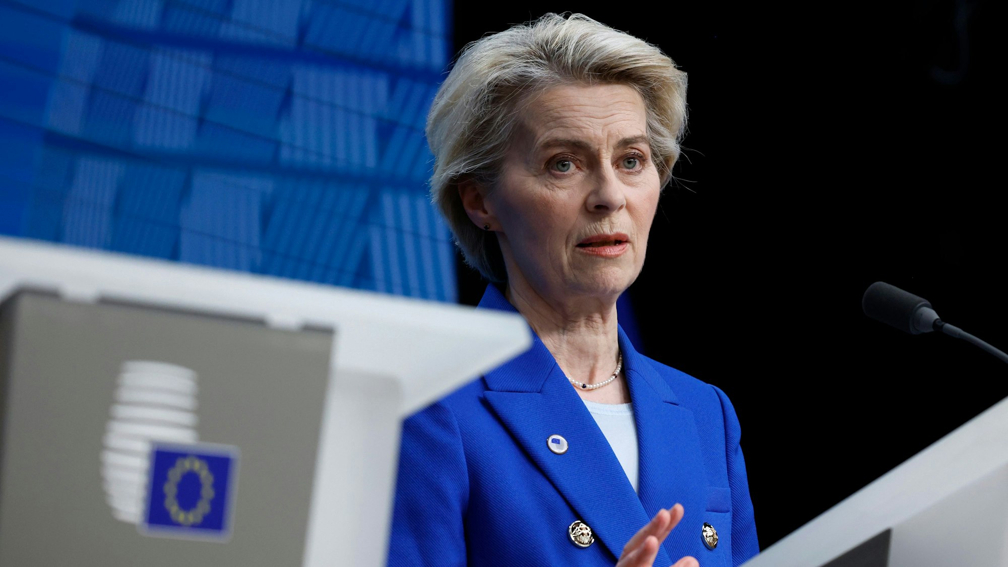 Die Präsidentin der Europäischen Kommission, Ursula von der Leyen, spricht auf einer Pressekonferenz. (Archivbild)
