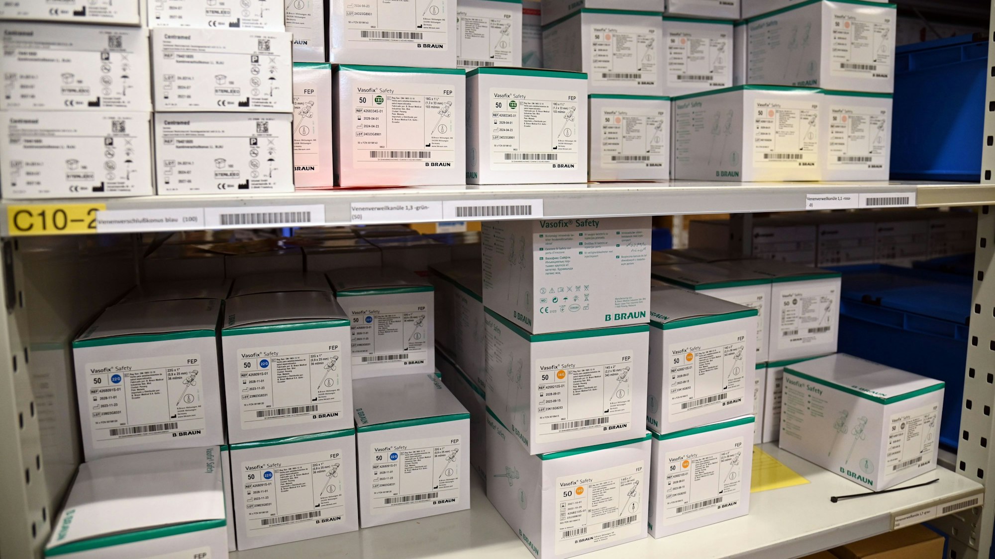 Im Sanitätsmittel-Lager stapeln sich Medikamente und medizinisches Zubehör für alle Feuerwachen und Rettungsfahrzeuge in Köln.