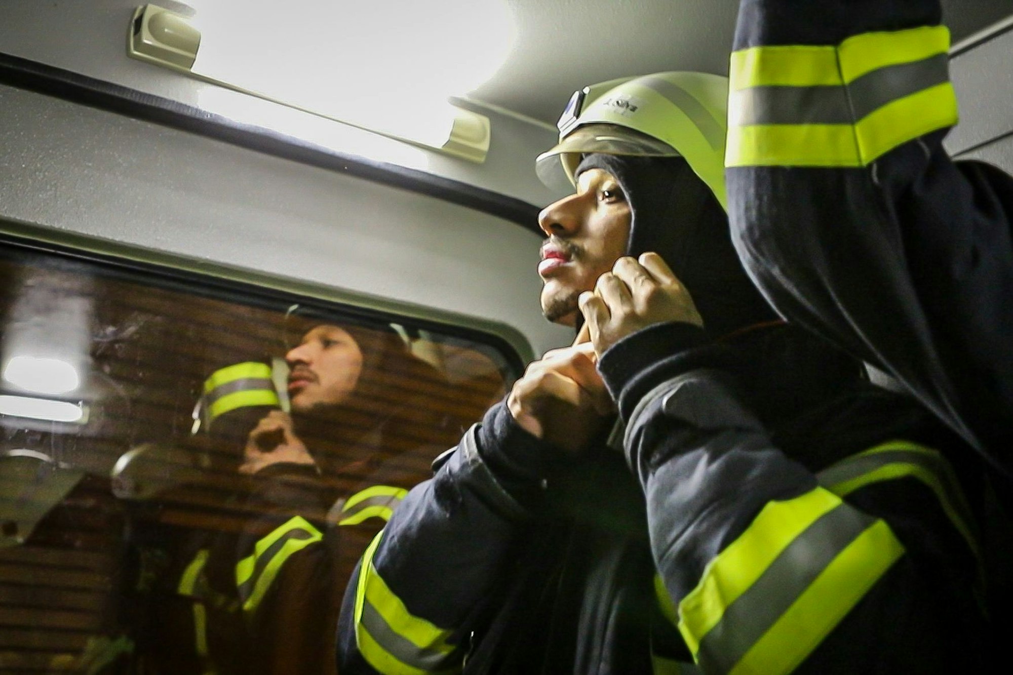 Ein Feuerwehrmann bereitet sich auf einen Einsatz vor.