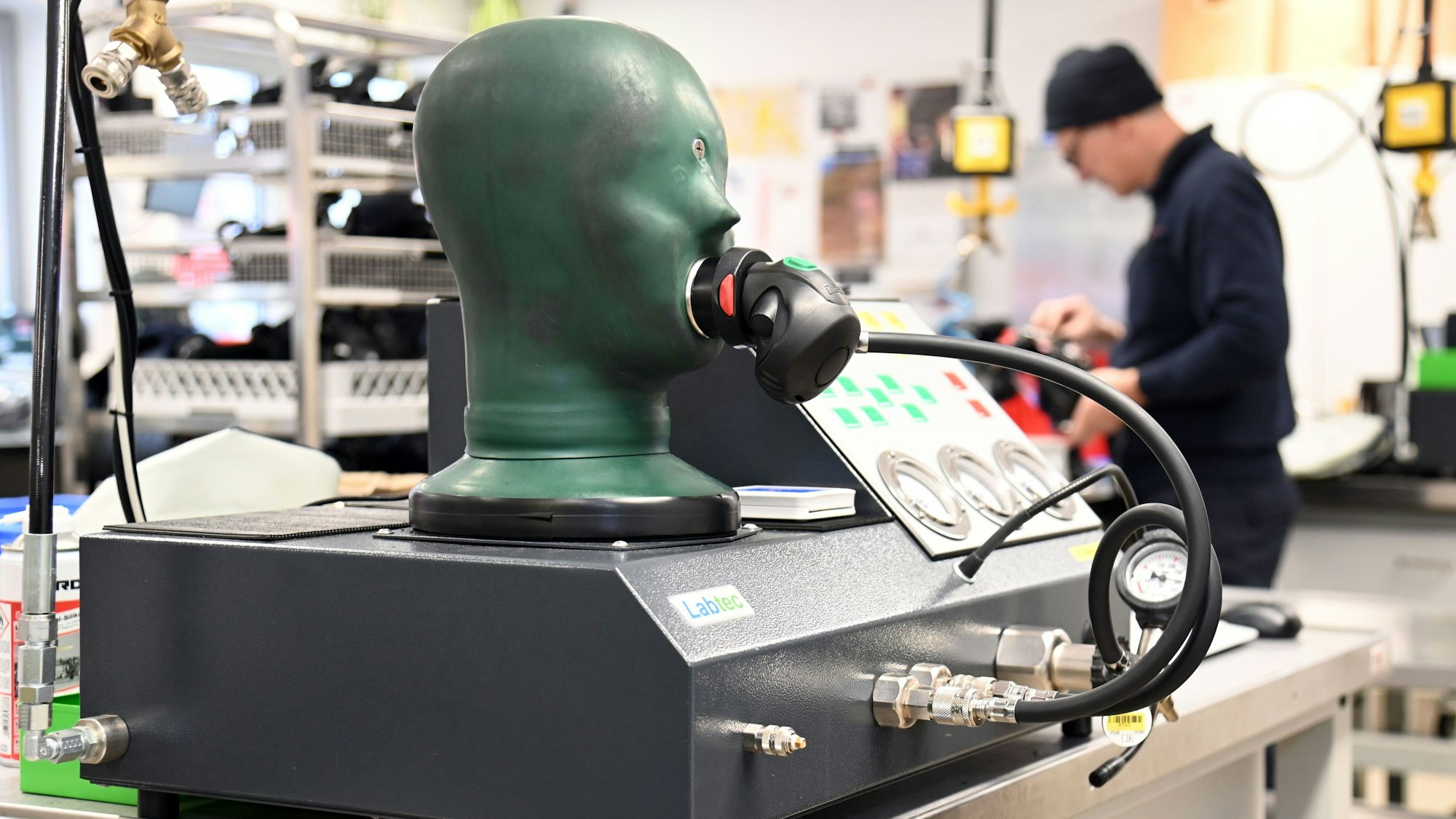 In der Atemschutzgerätewerkstatt werden alle 800 Pressluftatmer und 5500 Atemmasken regelmäßig gewartet, zerlegt, gereinigt und wieder zusammengebaut.