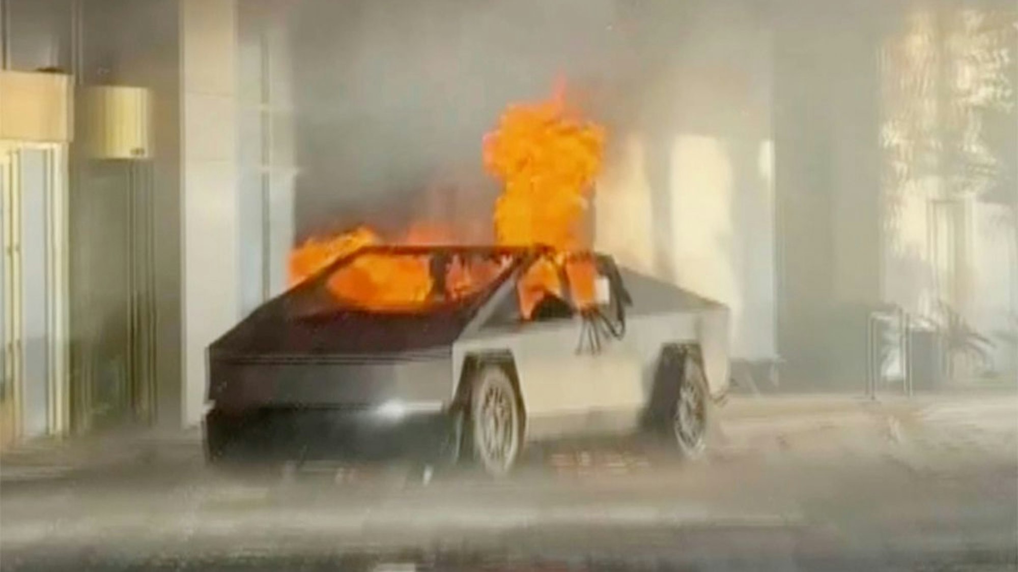 Dieses von Alcides Antunes zur Verfügung gestellte Bild zeigt einen Tesla Cybertruck, der am frühen Mittwoch, den 1. Januar 2025, vor dem Hotel des designierten US-Präsidenten Trump in Las Vegas explodierte.