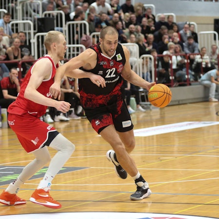 Zweikampf Modestas Paulauskas SBB Baskets ,10 und Dennis Heinzmann Bayer Giants Leverkusen ,22 am 8.Spieltag im Punktspiel Saison 2024-25 SBB Baskets - Bayer Giants Leverkusen am 15.11.2024 *** Duel Modestas Paulauskas SBB Baskets ,10 and Dennis Heinzmann Bayer Giants Leverkusen ,22 on 8 Matchday at Punktspiel Season 2024 25 SBB Baskets Bayer Giants Leverkusen on 15 11 2024 1089915064