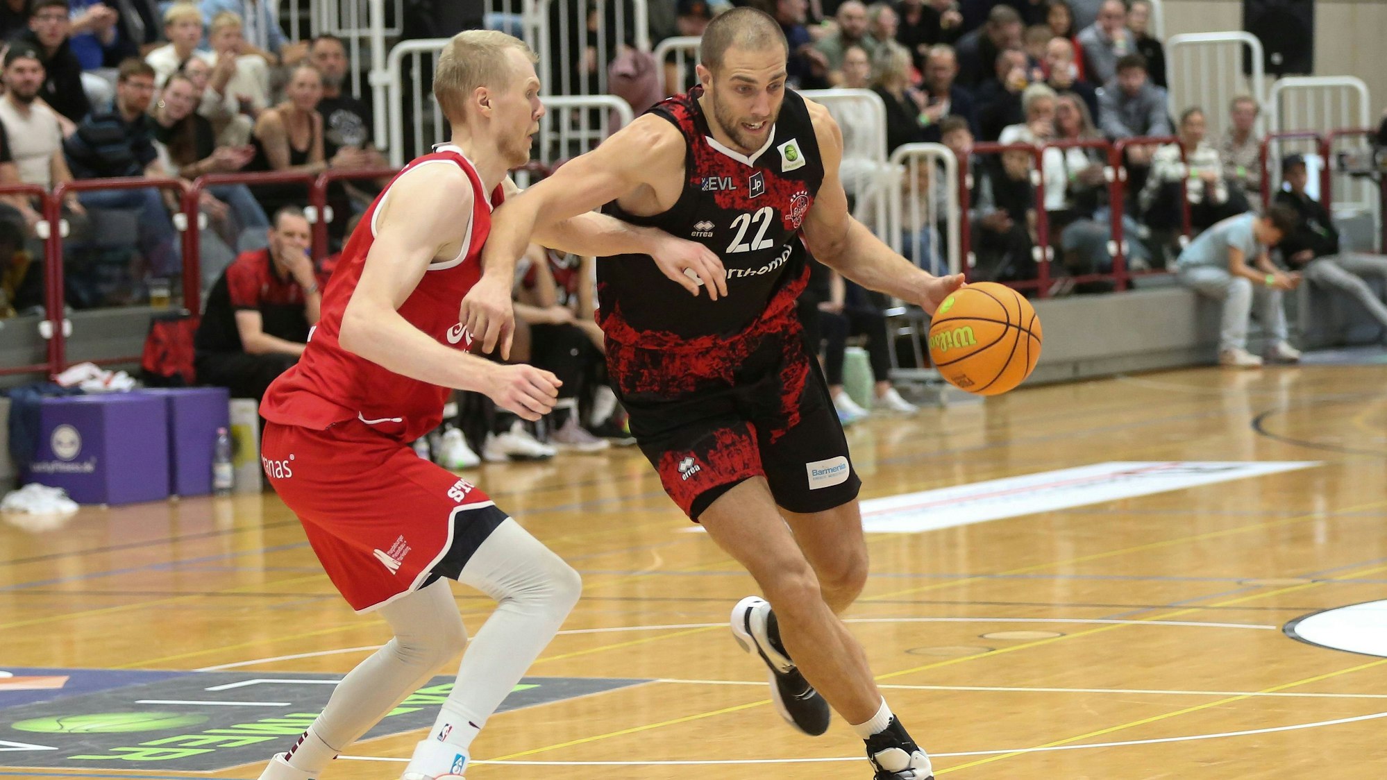 Zweikampf Modestas Paulauskas SBB Baskets ,10 und Dennis Heinzmann Bayer Giants Leverkusen ,22 am 8.Spieltag im Punktspiel Saison 2024-25 SBB Baskets - Bayer Giants Leverkusen am 15.11.2024 *** Duel Modestas Paulauskas SBB Baskets ,10 and Dennis Heinzmann Bayer Giants Leverkusen ,22 on 8 Matchday at Punktspiel Season 2024 25 SBB Baskets Bayer Giants Leverkusen on 15 11 2024 1089915064