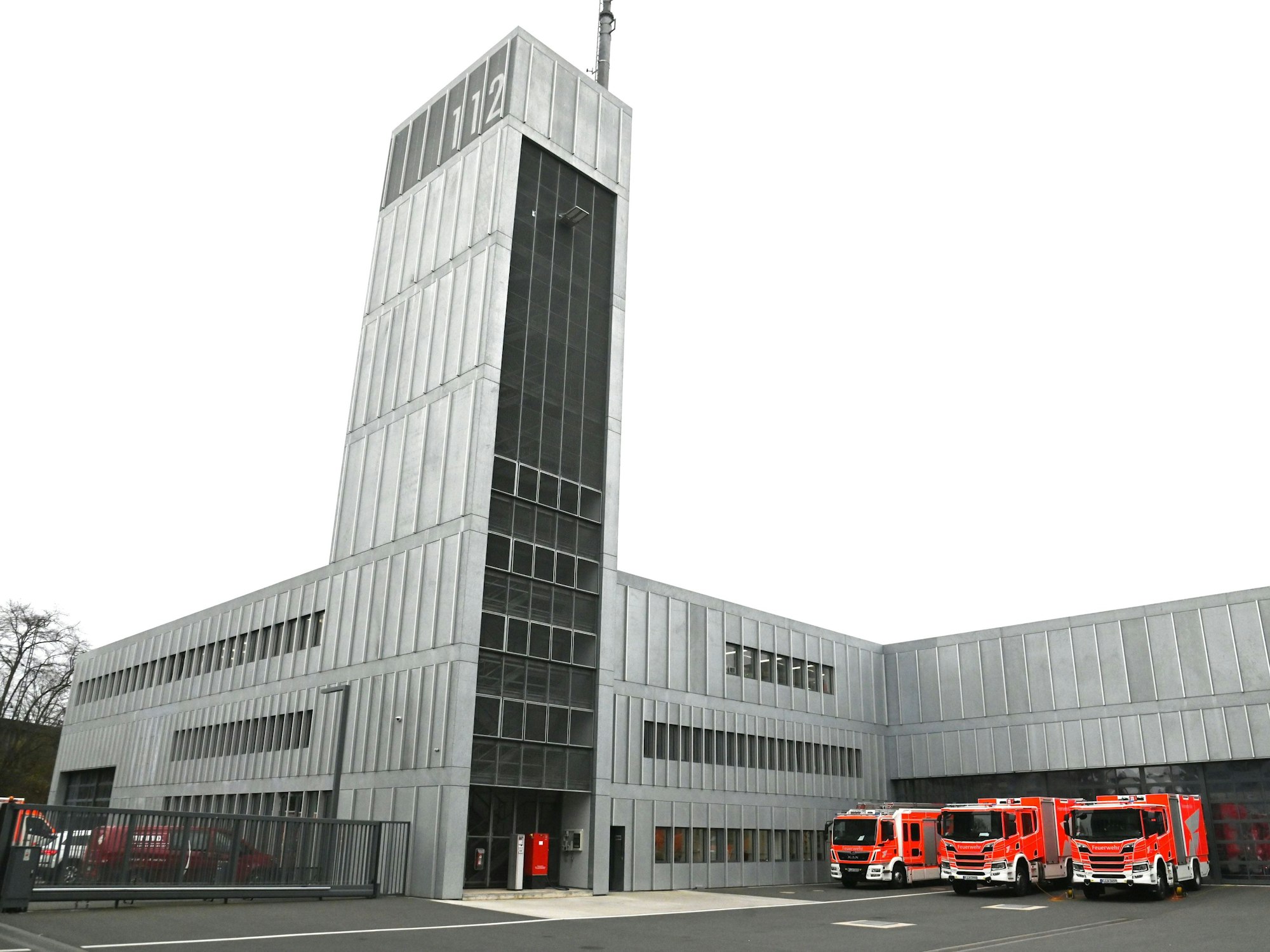 Auf 8000 Quadratmetern an der Gummersbacher Straße sind das Werkstattzentrum, die Rettungswache 10 und die Freiwillige Feuerwehr untergebracht.