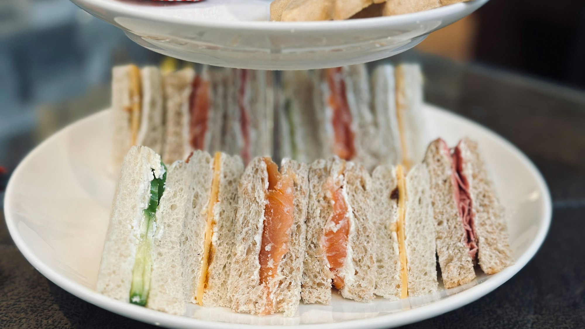 Beim „Afternoon Tea“ im Scotia Spirit liegen Sandwiches auf einer Etagere.