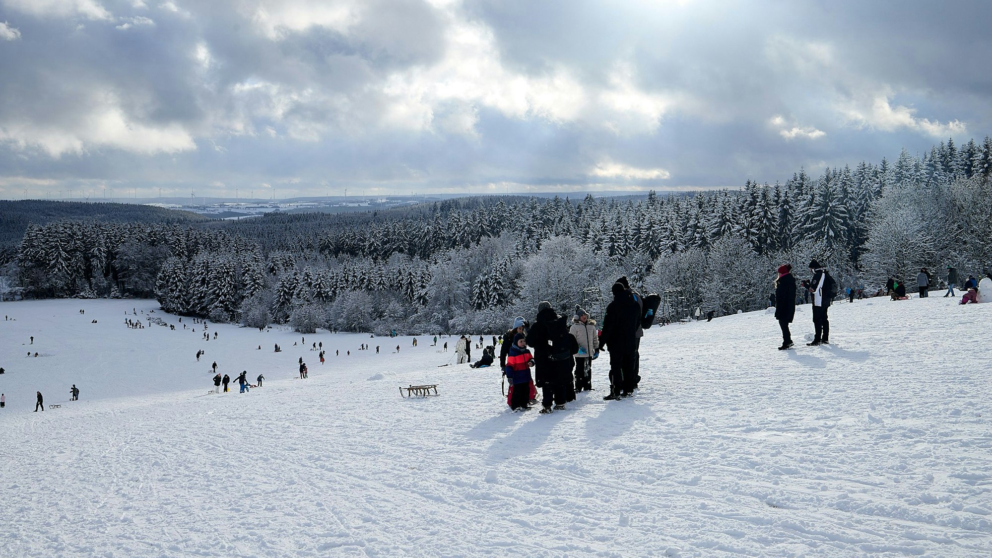 Noch ist die Zahl der Wintersportler auf dem Udenbrether Rodelhang überschaubar. Die Wälder sind verschneit.