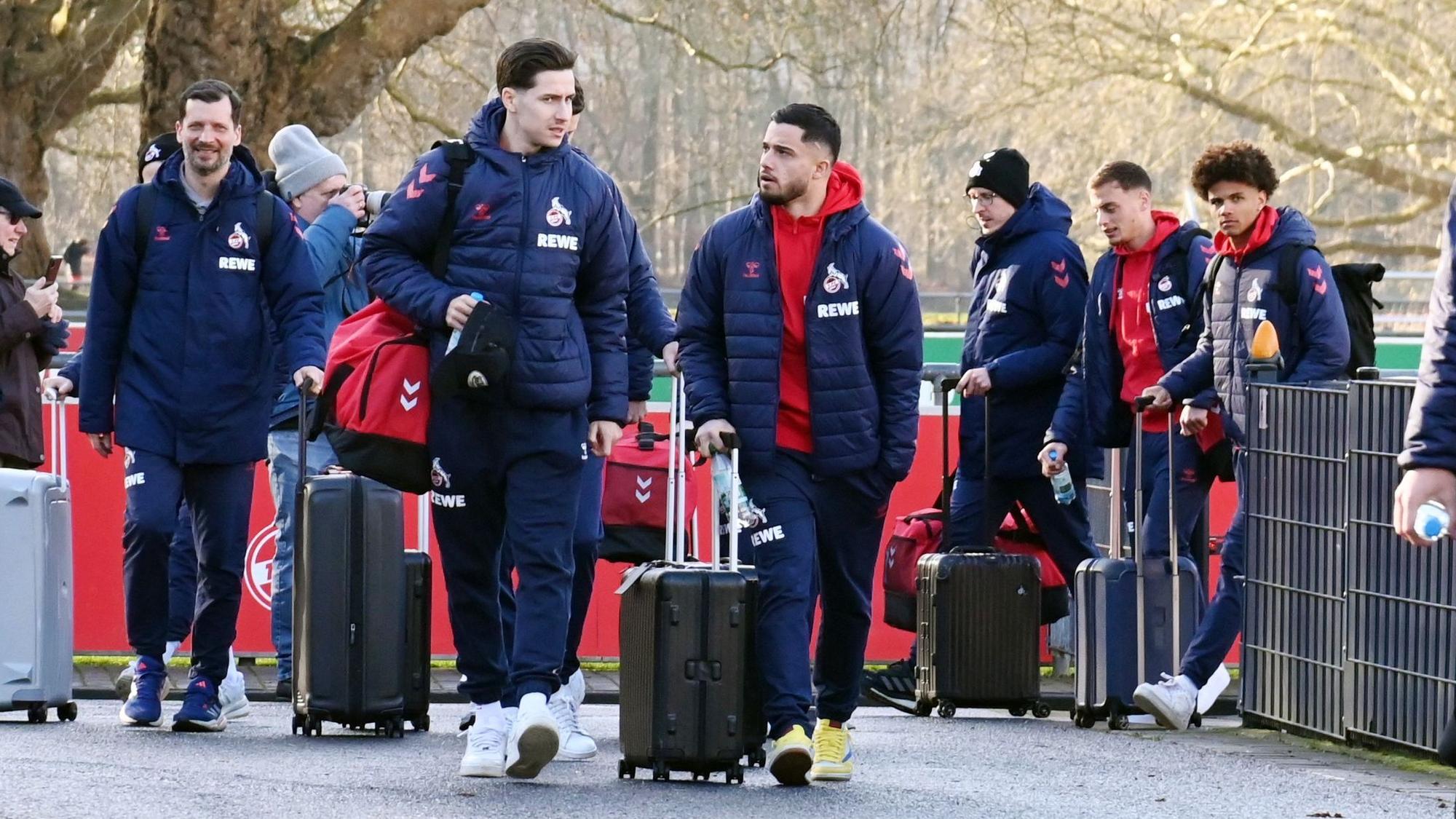 Mit Zugang Jusuf Gazibegovic (vorne rechts) geht es für den 1. FC Köln ins Trainingslager.