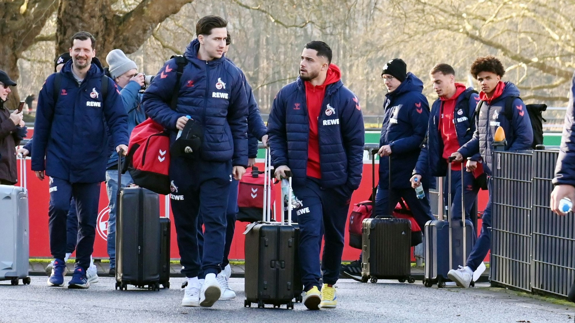 Mit Zugang Jusuf Gazibegovic (vorne rechts) geht es für den 1. FC Köln ins Trainingslager.