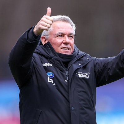 21.12.2024, Fußball, FC Viktoria Köln SV Sandhausen, 3.Liga, Sportpark Höhenberg, Saison 2024 2025: Olaf Janßen Viktoria Köln Cheftrainer steht optimistisch auf dem Spielfeld Gestik Mimik DFB regulations prohibit any use of photographs as image sequences and or quasi-video. Nordrhein-Westfalen Deutschland *** 21 12 2024, Football, FC Viktoria Köln SV Sandhausen, 3 Liga, Sportpark Höhenberg, Saison 2024 2025 Olaf Janßen Viktoria Köln head coach stands optimistically on the pitch Gestik Mimik DFB regulations prohibit any use of photographs as image sequences and or quasi video Nordrhein Westfalen Germany