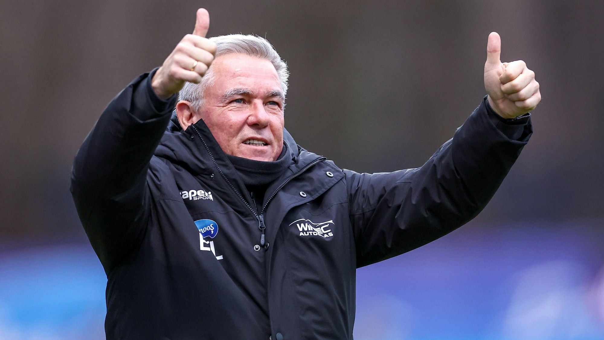 21.12.2024, Fußball, FC Viktoria Köln SV Sandhausen, 3.Liga, Sportpark Höhenberg, Saison 2024 2025: Olaf Janßen Viktoria Köln Cheftrainer steht optimistisch auf dem Spielfeld Gestik Mimik DFB regulations prohibit any use of photographs as image sequences and or quasi-video. Nordrhein-Westfalen Deutschland *** 21 12 2024, Football, FC Viktoria Köln SV Sandhausen, 3 Liga, Sportpark Höhenberg, Saison 2024 2025 Olaf Janßen Viktoria Köln head coach stands optimistically on the pitch Gestik Mimik DFB regulations prohibit any use of photographs as image sequences and or quasi video Nordrhein Westfalen Germany