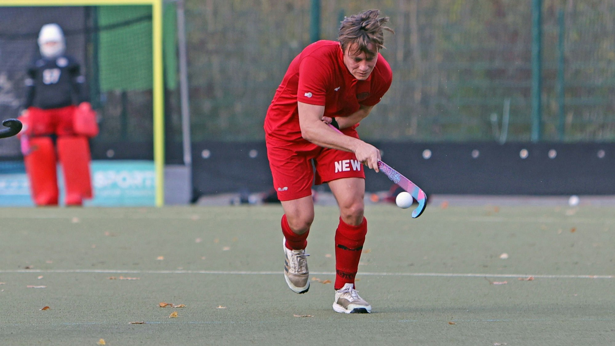 Feldhockey, 2. Bundesliga Feldhockey Herren, Feldsaison 24/25, 1. Herren Düsseldorfer HC vs. 1. Herren Gladbacher HTC 19.10.2024 Ergebnis: 4:3 n.P. 2:1 2:2 Motiv: Mats Grambusch GHTC, 3 hält den Ball in der Luft Düsseldorf Düsseldorfer Hockey-Club 1905 e Nordrhein-Westfalen Deutschland Copyright: xSusannexBreithauptx