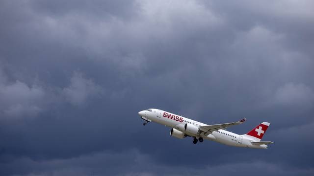 Ein Airbus A220-300 (HB-JCS) von Swiss Air hebt ab.