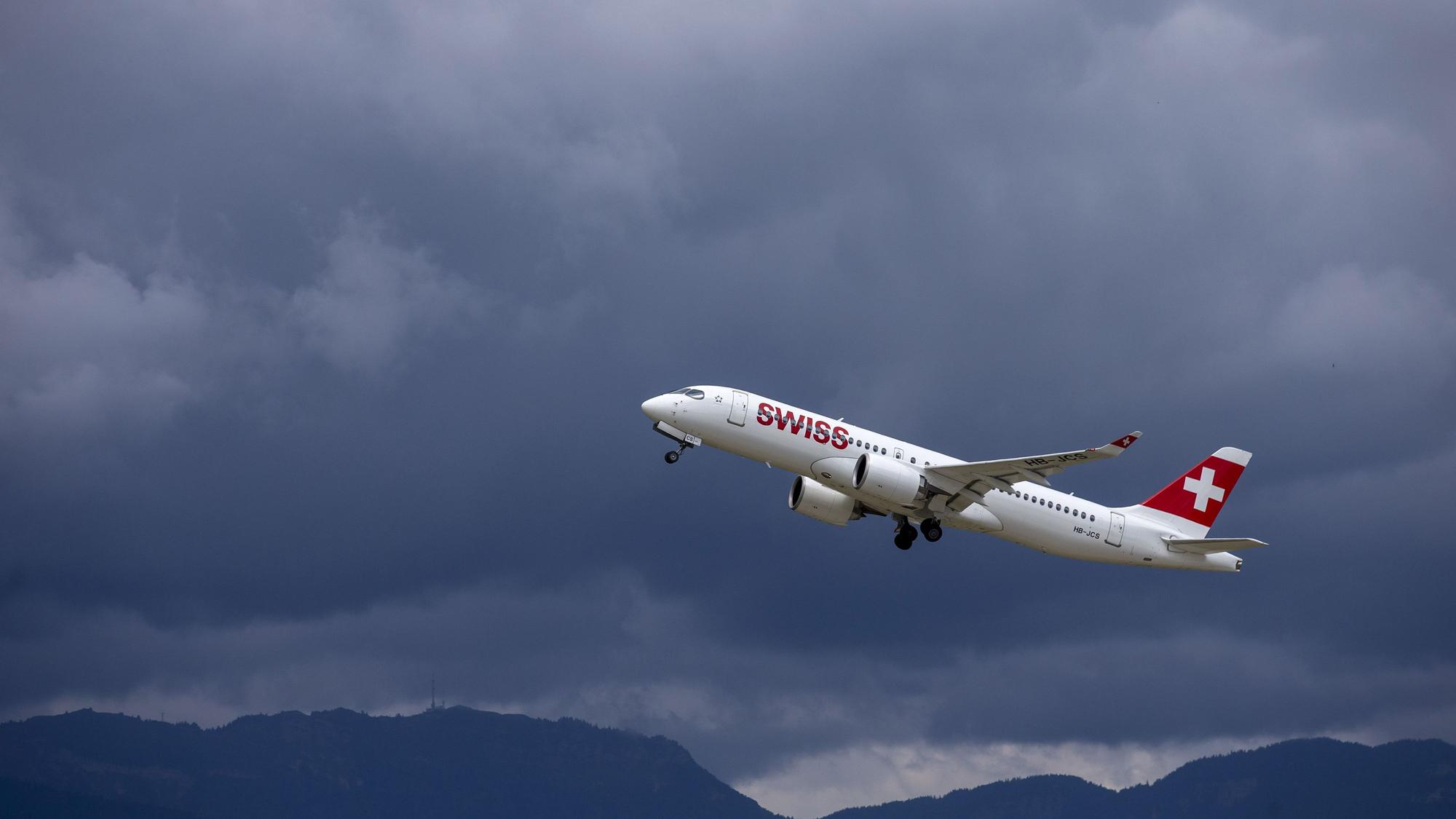 Ein Flugzeug des Typs Airbus A220-300 (HB-JCS) von Swiss International Air Lines startet am Genfer Flughafen.