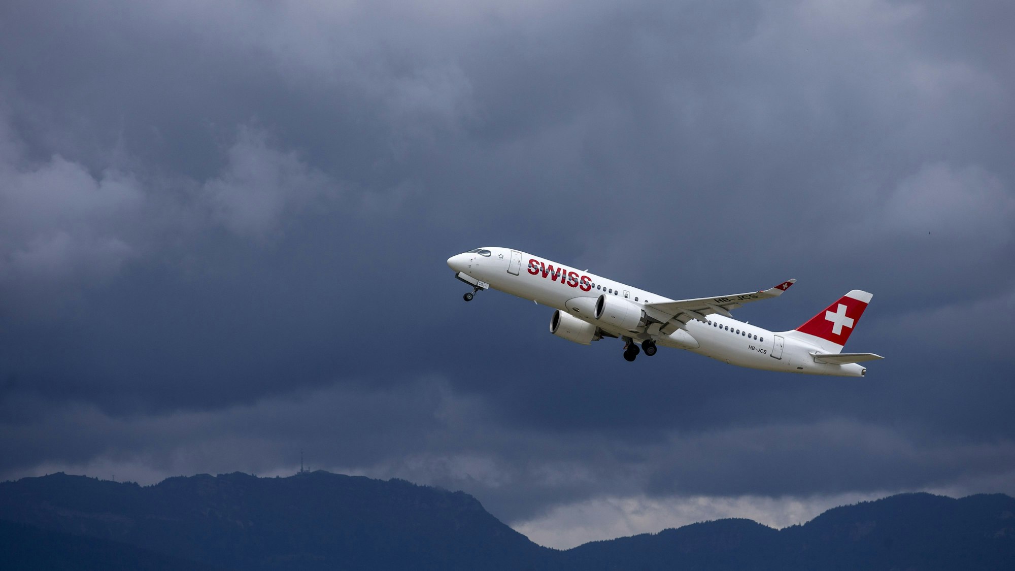 Ein Airbus A220-300 (HB-JCS) von Swiss Air hebt ab.
