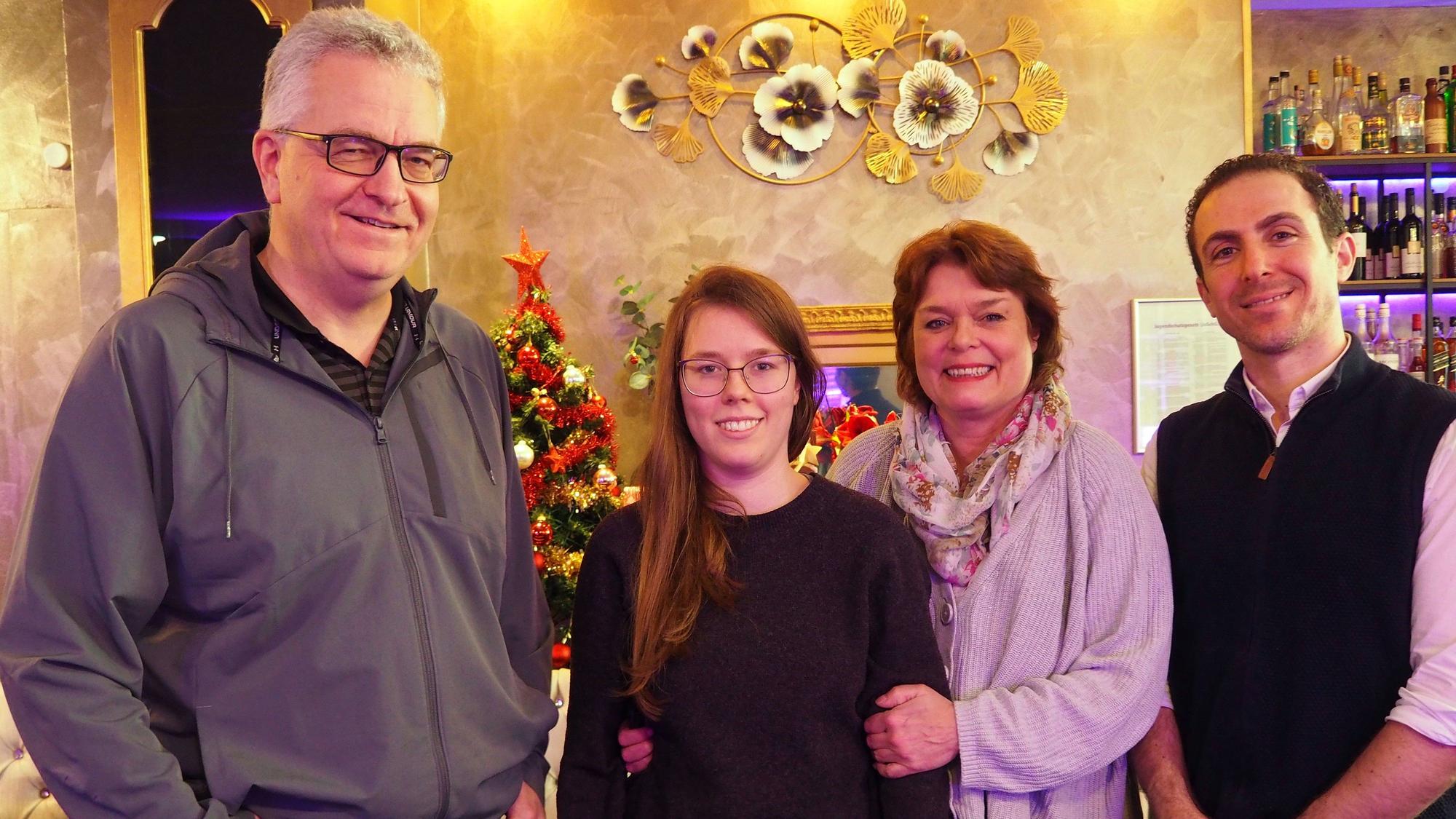 Uli Kievernagel, Amélie Chrobok, Irene Geuer und Said Alagha sind glücklich darüber, dass die gemeinsame Weihnachtsfeier in Raderberg den Gästen einen schönen Heiligabend beschert hat.