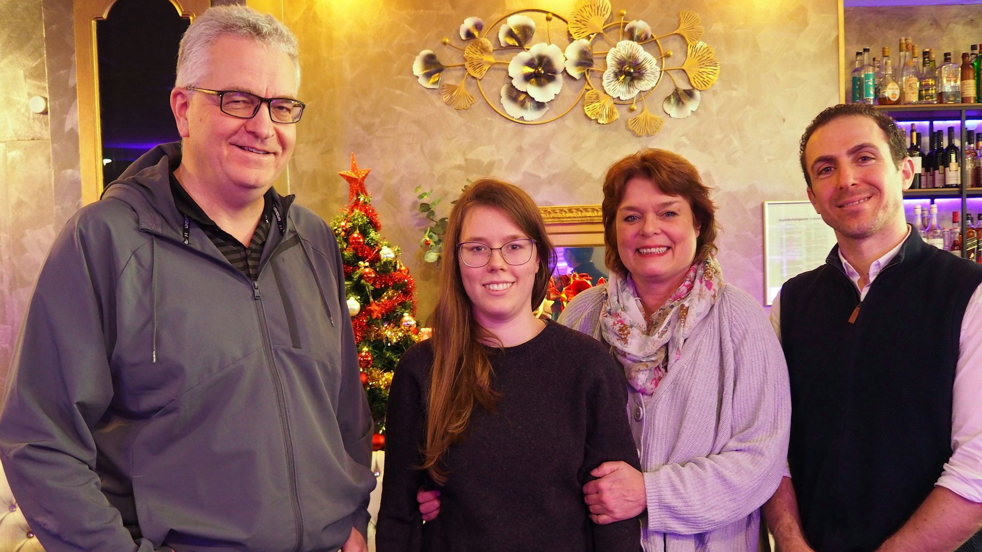Uli Kievernagel, Amélie Chrobok, Irene Geuer und Said Alagha sind glücklich darüber, dass die gemeinsame Weihnachtsfeier in Raderberg den Gästen einen schönen Heiligabend beschert hat.