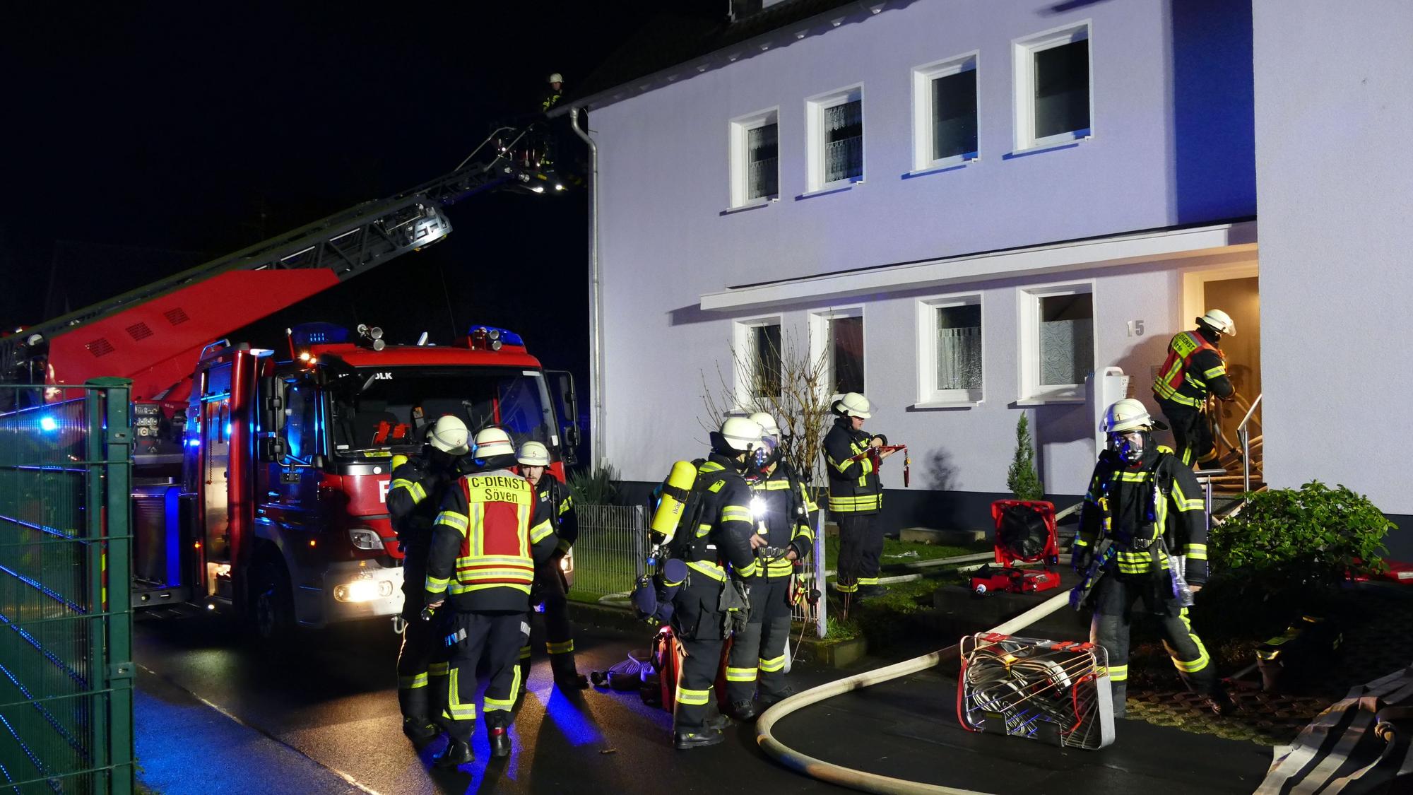 Feuerwehrleute vor dem Mehrparteienhaus in Geistingen.