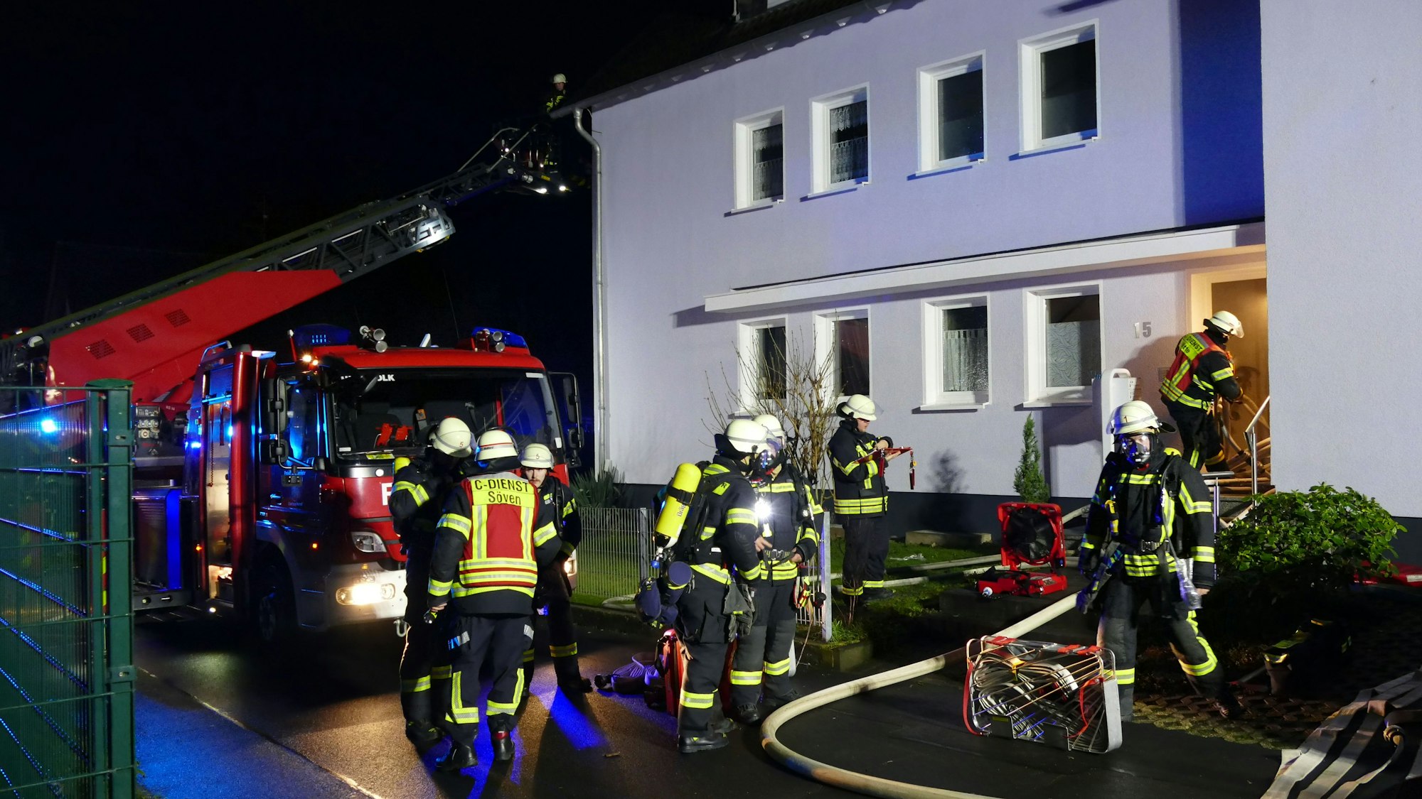 Feuerwehrleute vor dem Mehrparteienhaus in Geistingen.