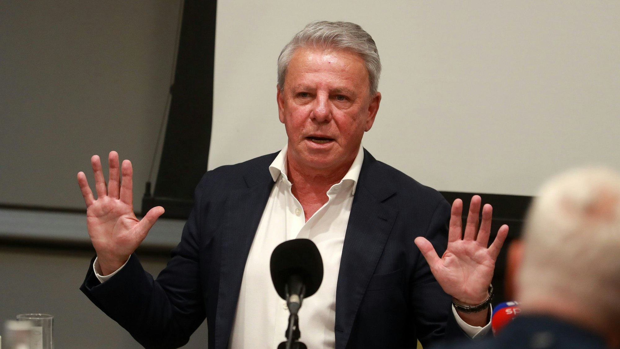 Das Team "FC-Zukunft" um Dieter Prestin gibt eine Pressekonferenz. Das Team stellt sich vor und präsentiert Inhalte, um Richtungsentscheidungen und Weichen für eine erfolgreichere Zukunft des 1. FC Köln einzuschlagen, Dieter Prestin, 10.06.2024, Bild: Herbert Bucco