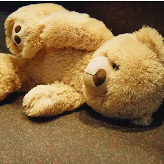 Screenshot aus dem Weihnachtsfilm der KVB über den verlorenen Bär Bruno