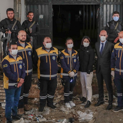 Die deutsche Außenministerin Annalena Baerbock (M) und der französische Außenminister Jean-Noël Barrot, Mitte rechts, stehen für ein Foto mit Vertretern der Weißhelme.