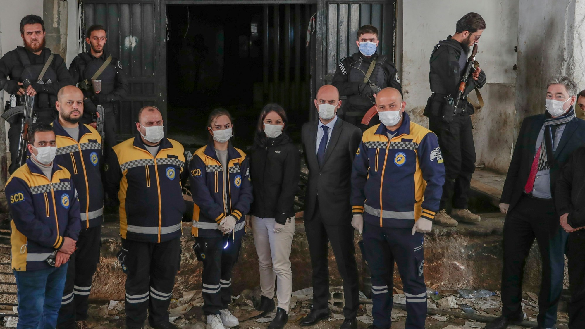 Die deutsche Außenministerin Annalena Baerbock (M) und der französische Außenminister Jean-Noël Barrot, Mitte rechts, stehen für ein Foto mit Vertretern der Weißhelme.