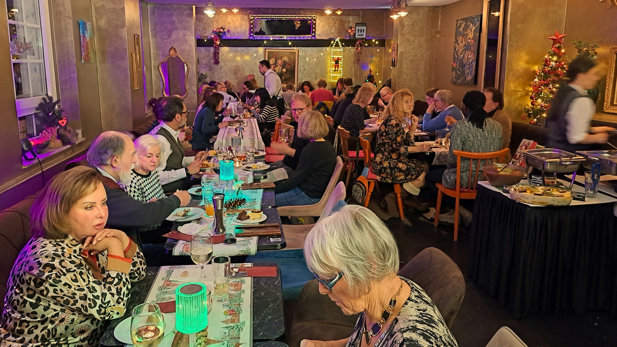 Das „Assada“ an der Brühler Straße war bis auf den letzten Platz besetzt – die gemeinsame-Weihnachtsfeier stieß auf große Resonanz im Veedel und Umgebung.