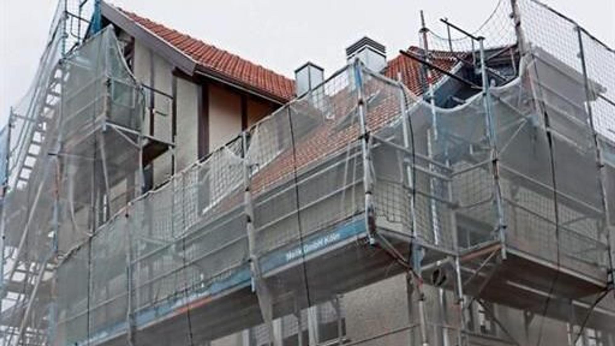 Ein eingerüstetes Gebäude.