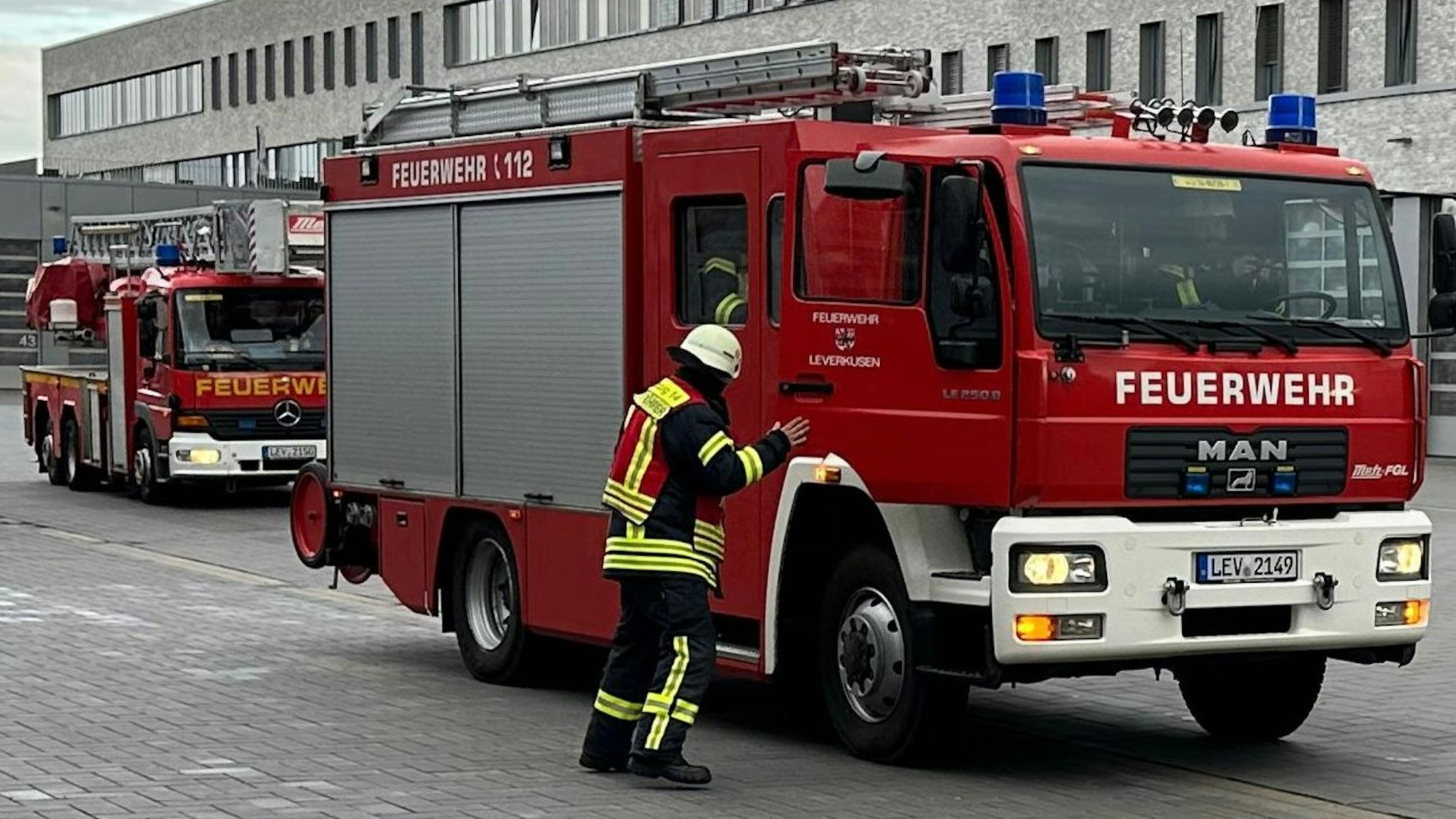 Das Löschfahrzeug und die Drehleiter der freiwilligen Feuerwehr Schlebusch