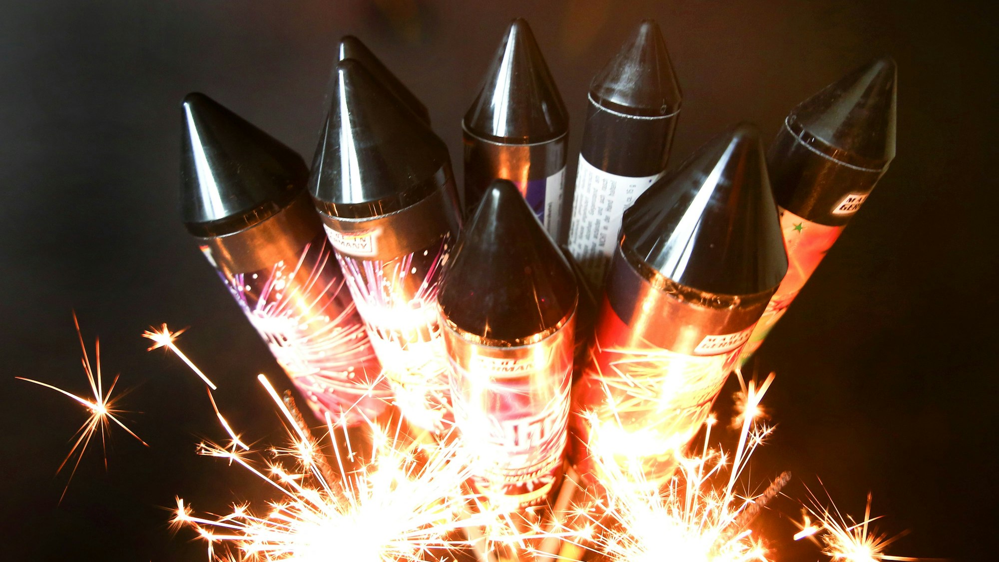 Silvesterraketen können gefährlich sein, wenn sie nicht ordnungsgemäß verwendet werden. (Symbolbild)