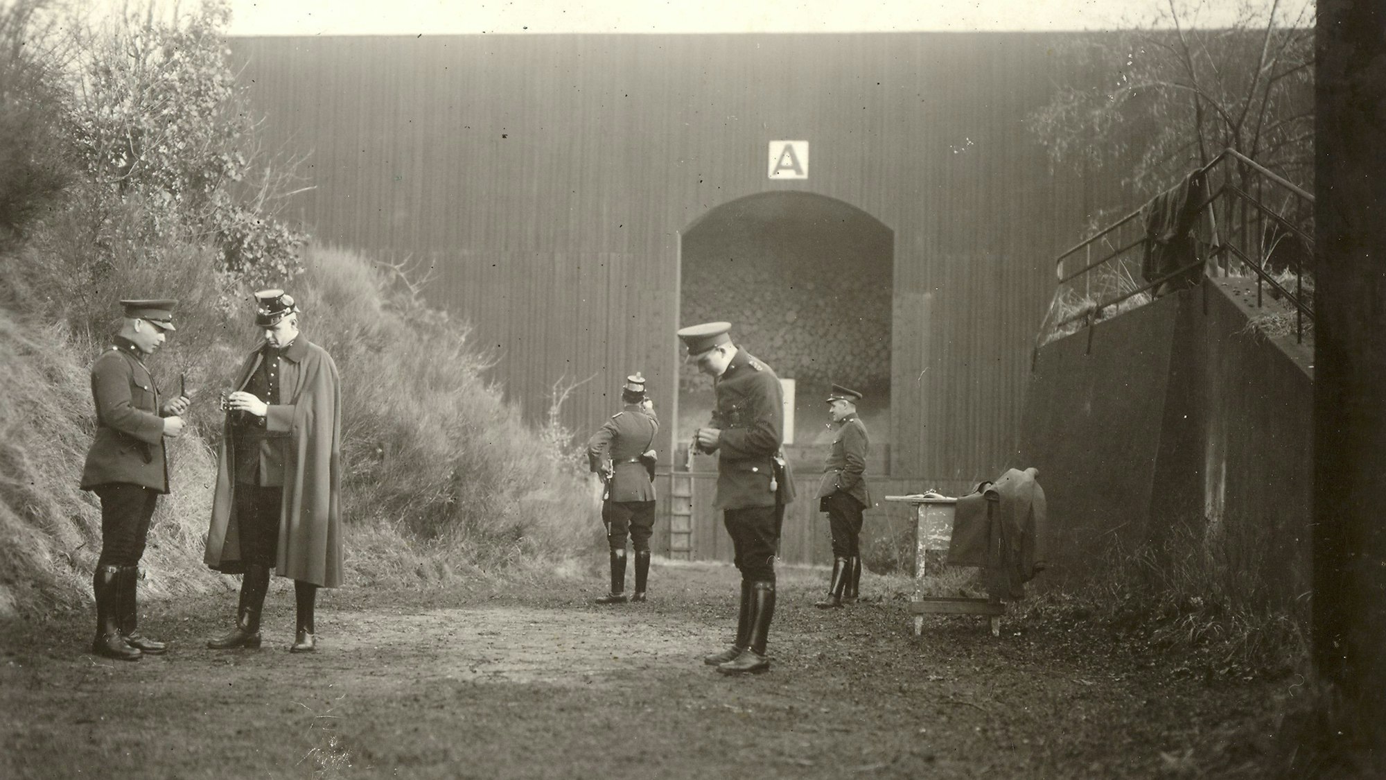 Beamte der Kölner Luftpolizei bei Schießübungen auf der Schießanlage am Kalkweg in Dünnwald, ca. 1930