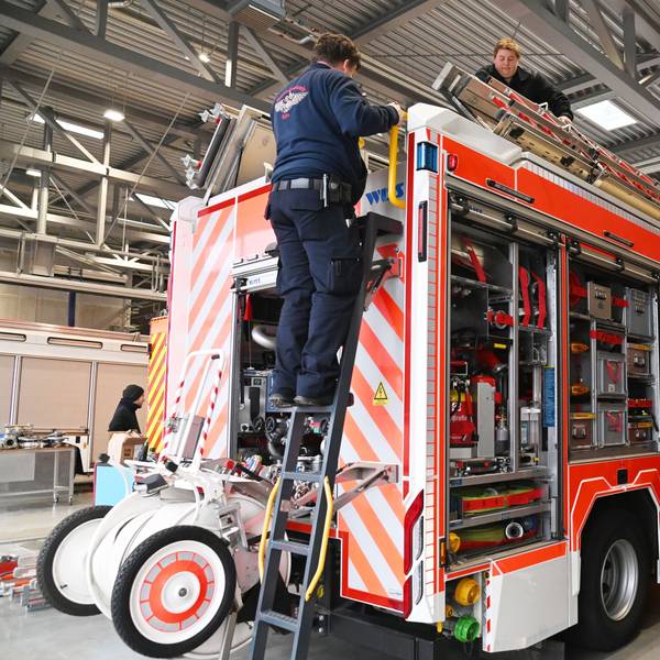 In der großen Werkstatthalle werden alle Einsatzautos repariert - vom Kleinwagen bis zum 18-Tonnen-Löschfahrrzeug