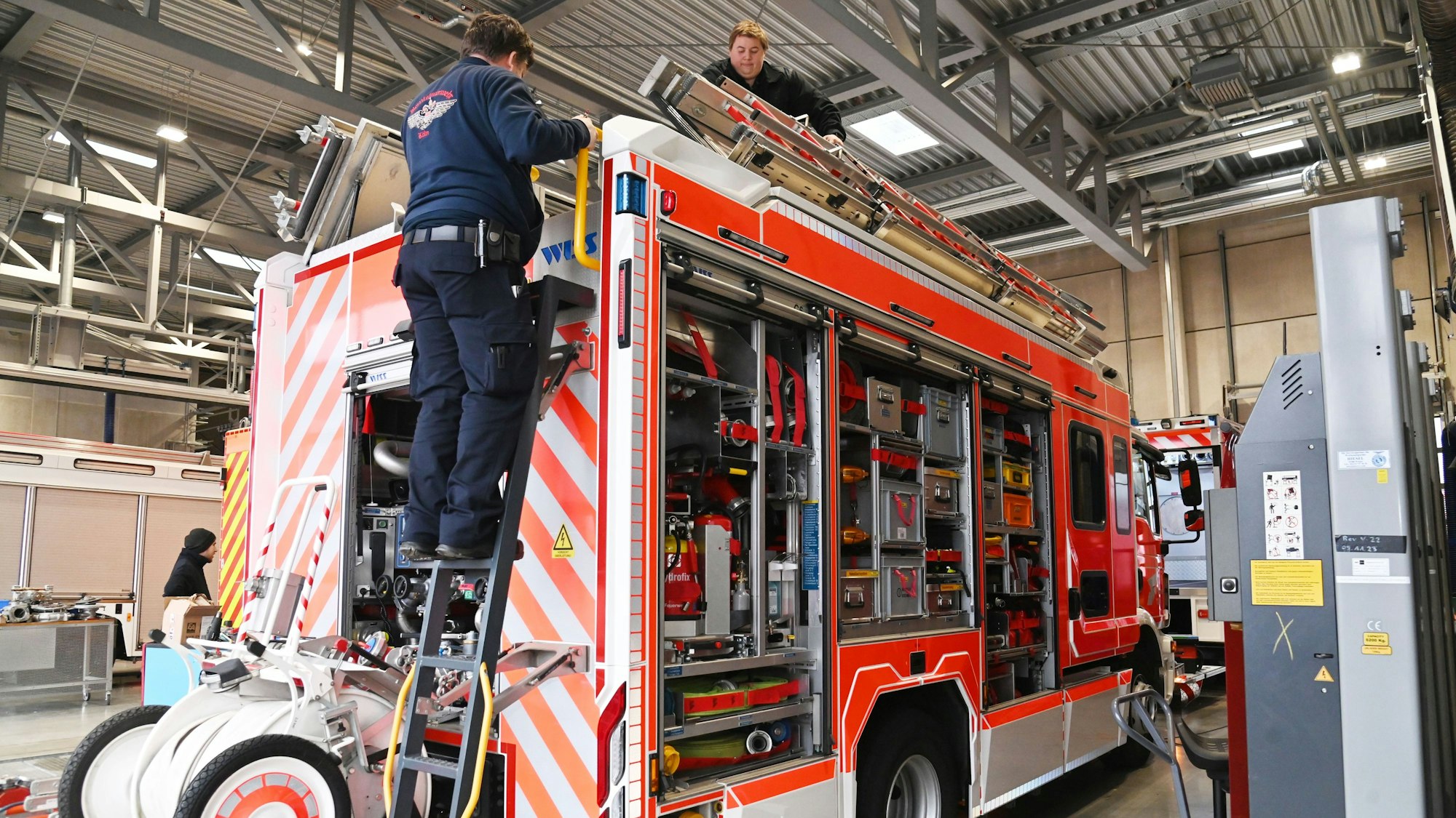 In der großen Werkstatthalle werden alle Einsatzautos repariert - vom Kleinwagen bis zum 18-Tonnen-Löschfahrrzeug