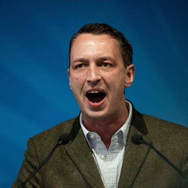 Matthias Helferich spricht ins Mikrofon und gestikuliert.
