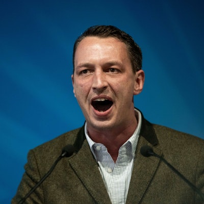 Matthias Helferich spricht ins Mikrofon und gestikuliert.