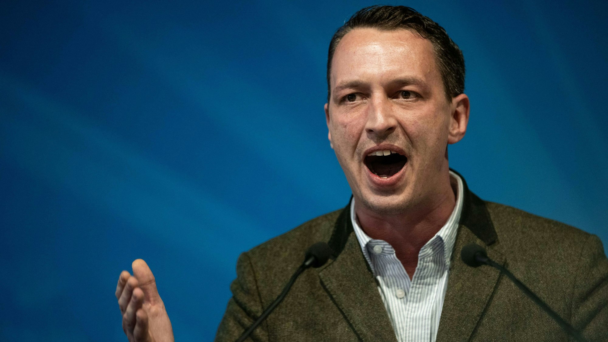 Matthias Helferich spricht ins Mikrofon und gestikuliert.