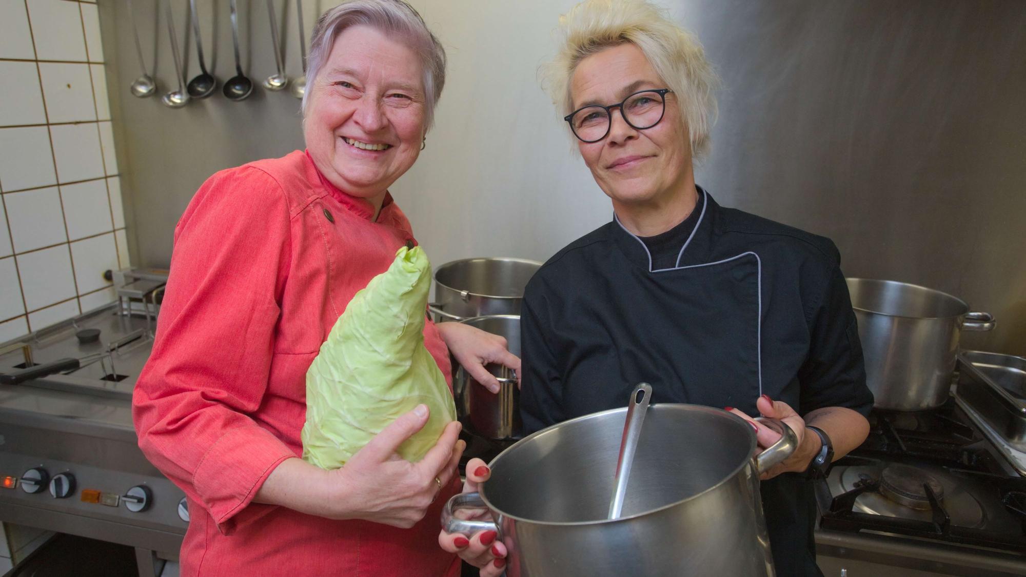 Ihre Speisen sind empfohlen: Gabi Ackermann (links) und Heike Stefer wuppen die Küche im Landhaus Orbach.