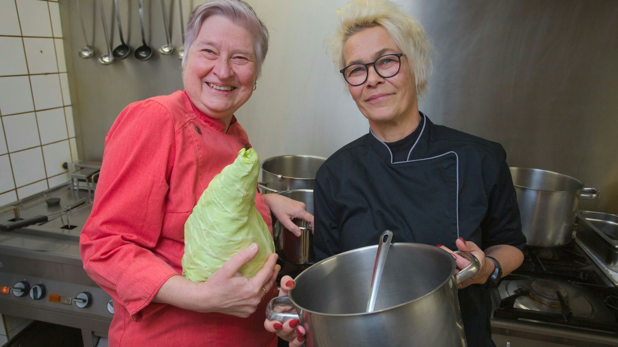 Ihre Speisen sind empfohlen: Gabi Ackermann (links) und Heike Stefer wuppen die Küche im Landhaus Orbach.