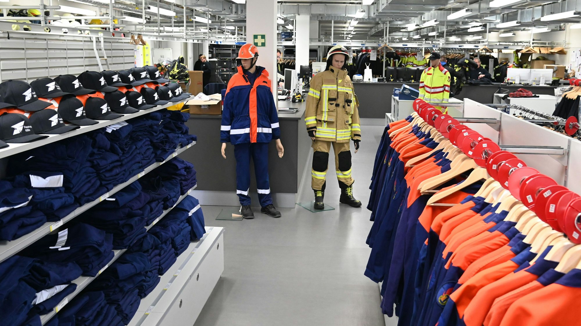 Die „Kleiderkammer“ der Feuerwehr erinnert eher an ein modernes Kaufhaus für Feuerwehr- und Rettungsdienstbekleidung.