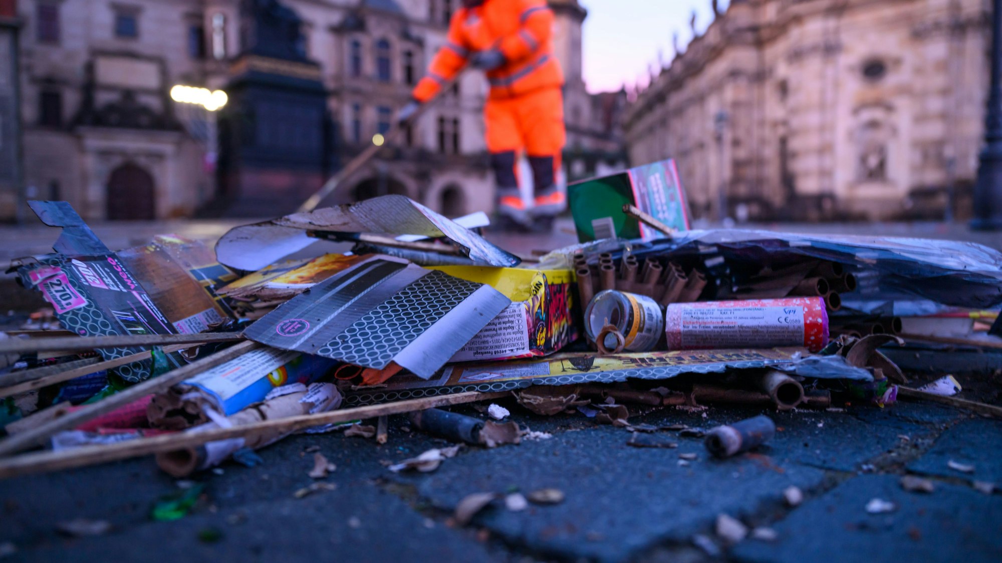 Müll aus der Silvesternacht liegt auf einer Straße (Symbolfoto).
