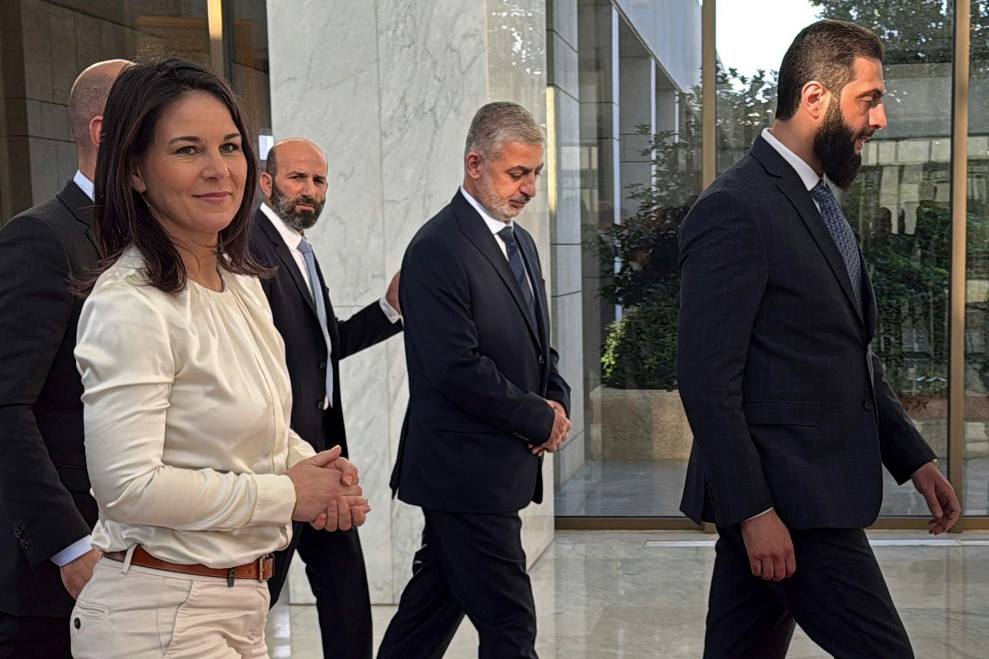 03.01.2025, Syrien, Damaskus: Außenministerin Annalena Baerbock (l) trifft sich mit dem neuen syrischen Machthaber Ahmed al-Scharaa (r) im Präsidentenpalast in Damaskus. Außenministerin Annalena Baerbock ist rund vier Wochen nach dem Sturz von Langzeit-Machthaber al-Assad zu einem überraschenden Besuch in Syrien. Foto: Jörg Blank/dpa +++ dpa-Bildfunk +++