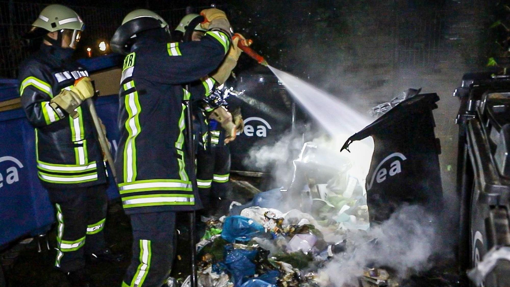 Die Freiwillige Feuerwehr Schlebusch löscht eine brennende Mülltonne.
